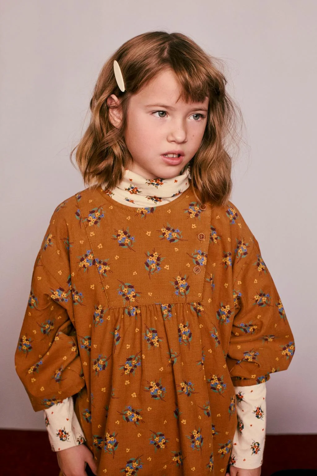 Платье из тонкого вельвета с цветочным принтом, создано CARAMEL LONDON X ZARA