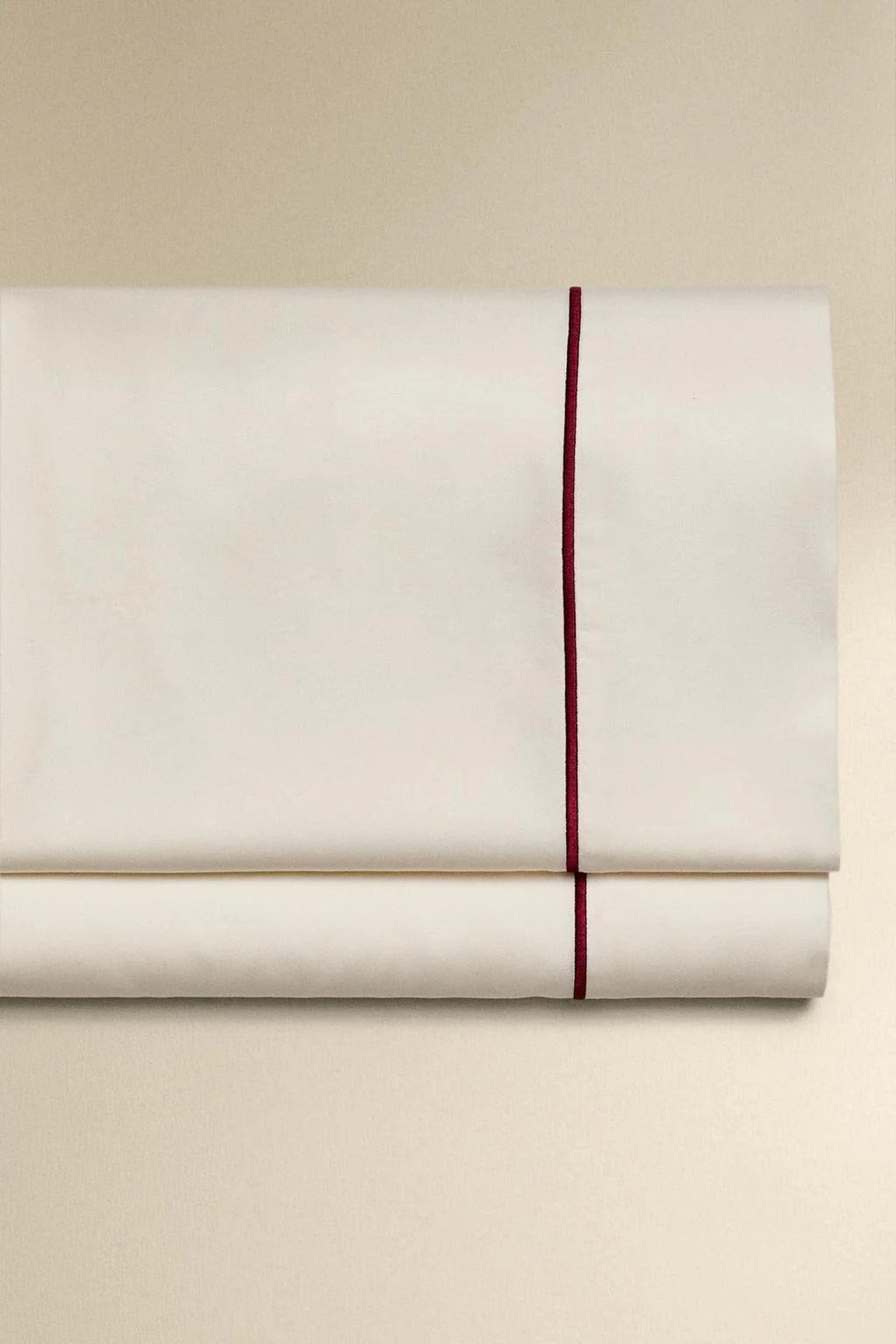 Сатиновая простыня с вышитым краем