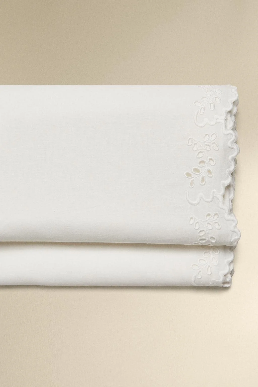 Вышитое простынь с окантовкой — Простыни