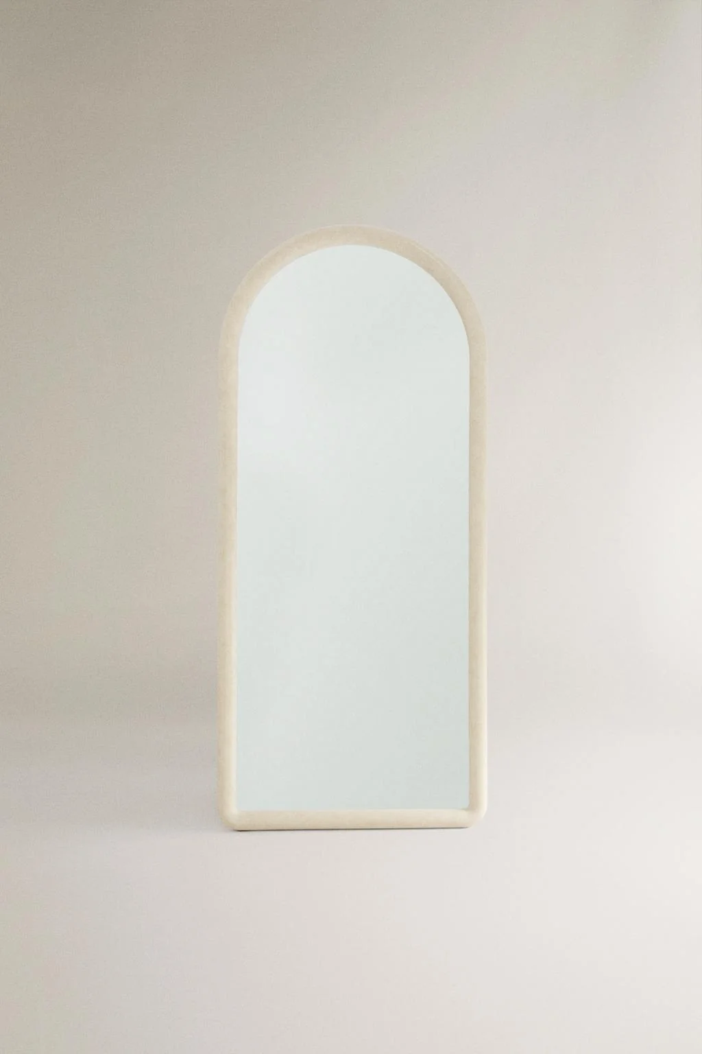 Полное зеркало с деревянной аркой — Гардероб