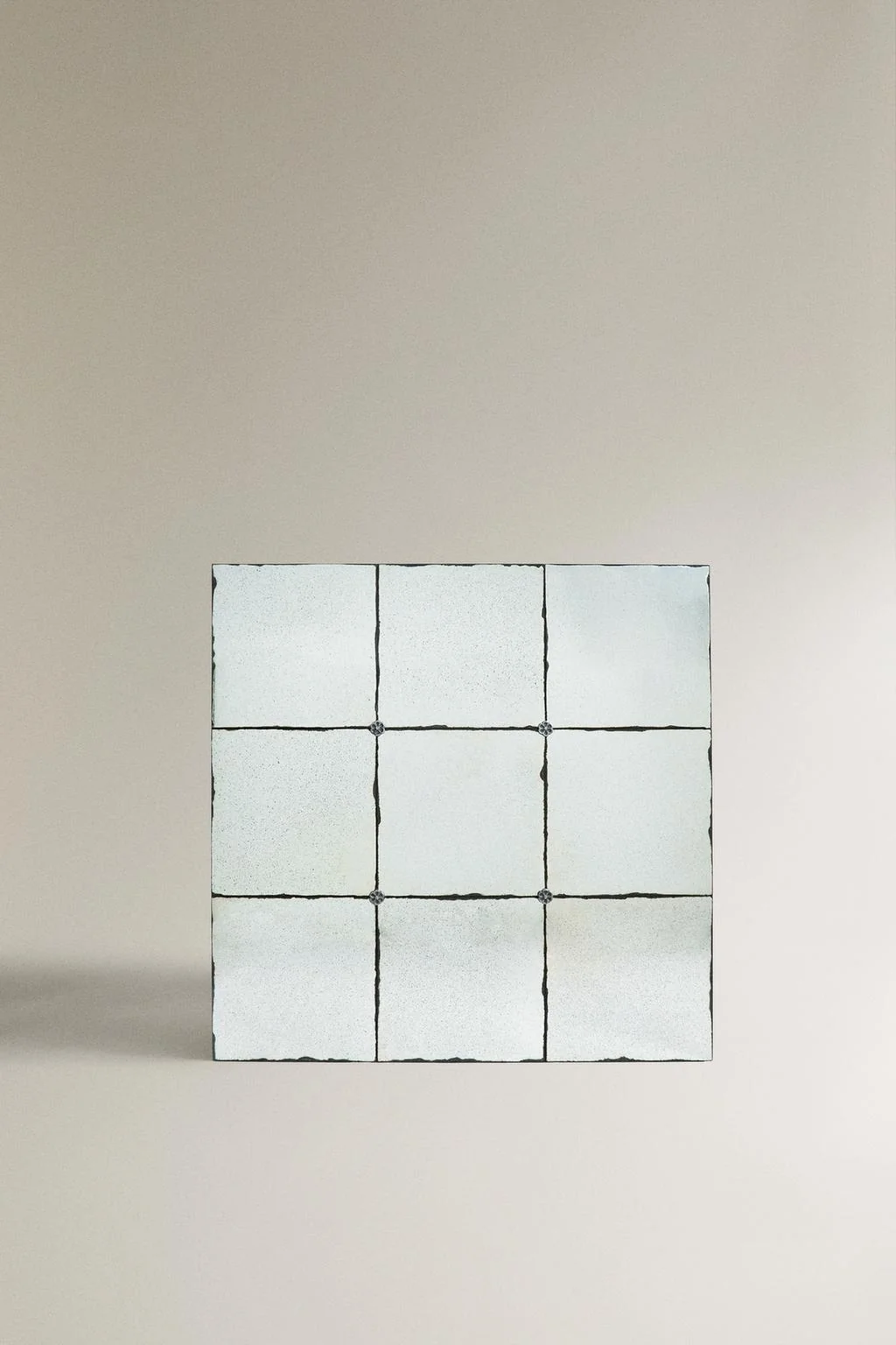 Квадратное настенное зеркало с антикварной отделкой — Зеркала