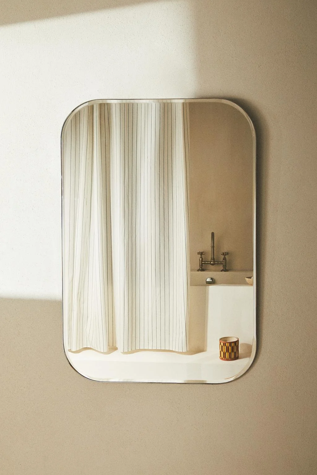 Настенное зеркало с круглой рамой