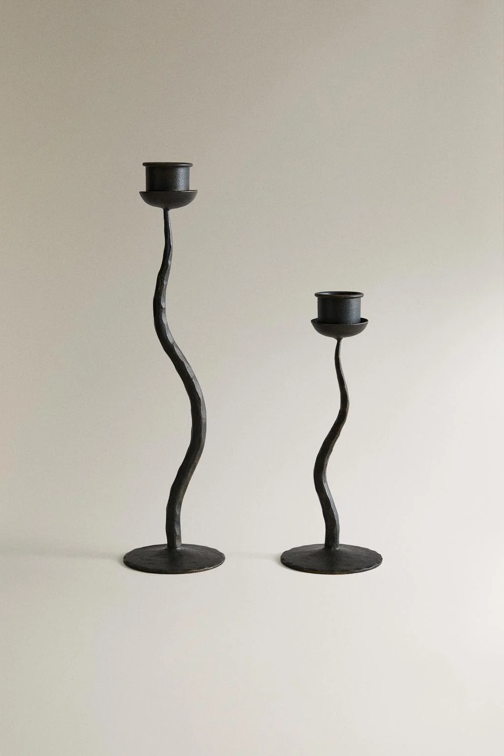 Подсвечник из железа волнистой формы