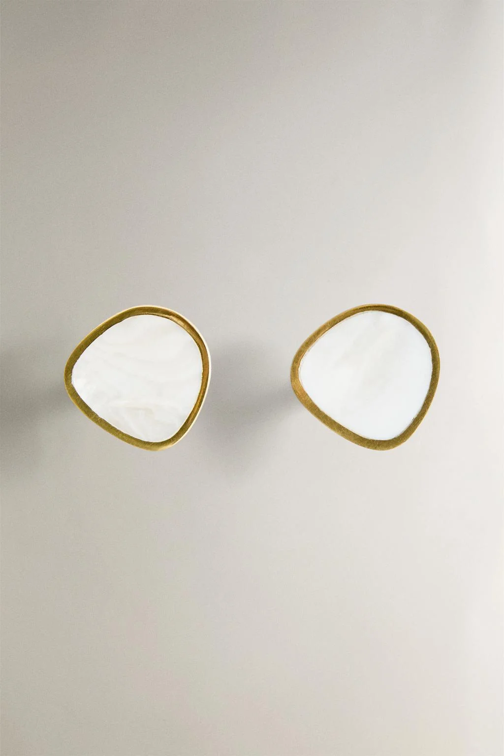 Набор из 2 неровных дверных ручек из перламутра — Кнопки