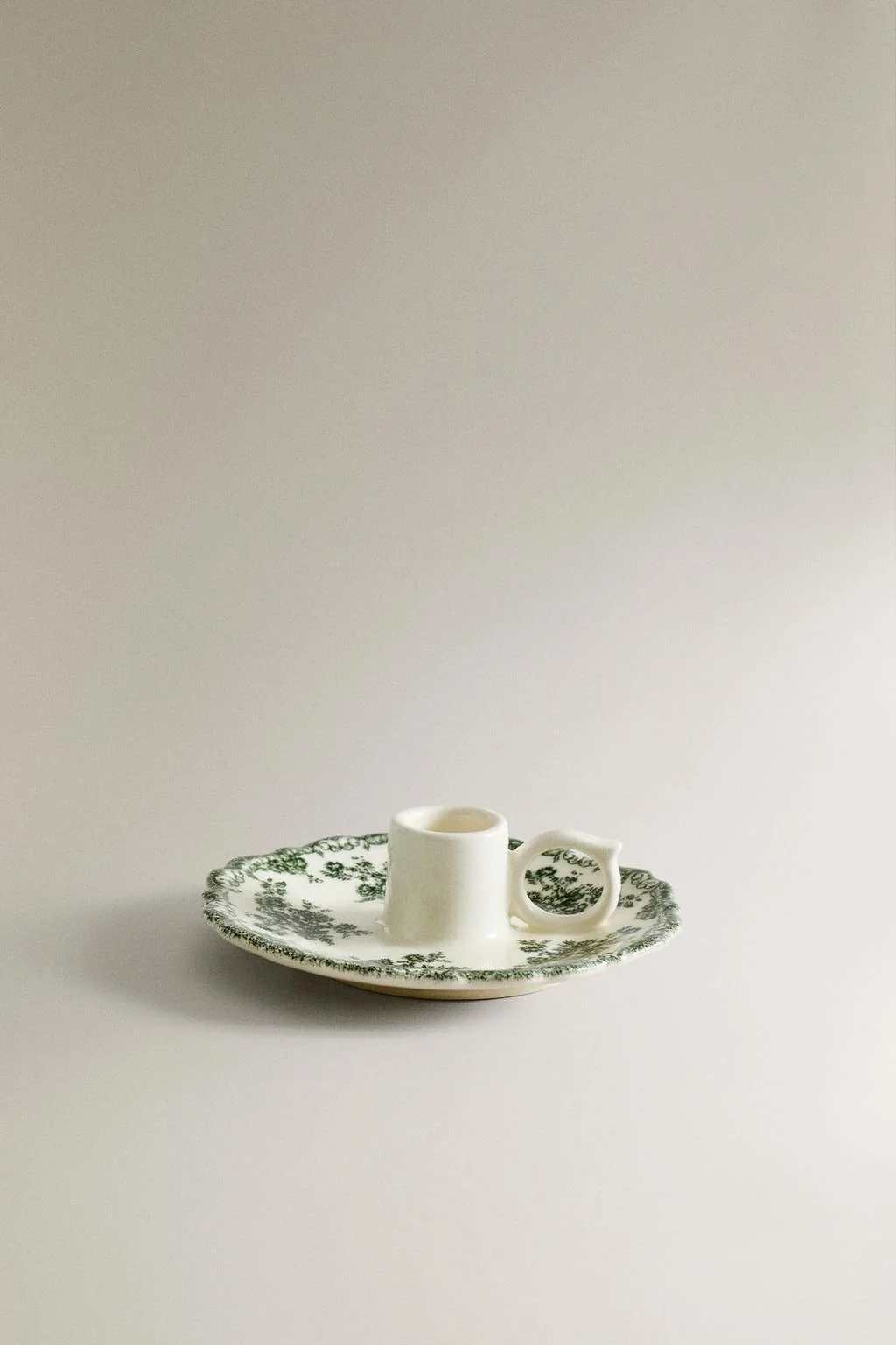 Фарфоровая подсвечница с цветочным принтом