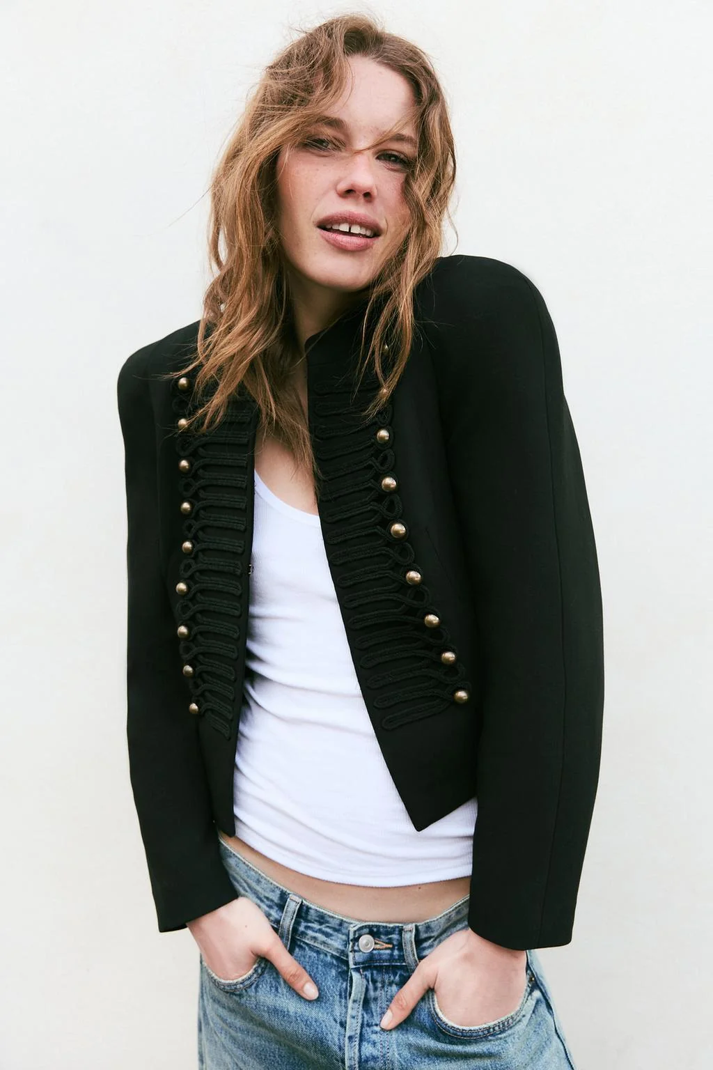 Приталенный пиджак с накладными плечами