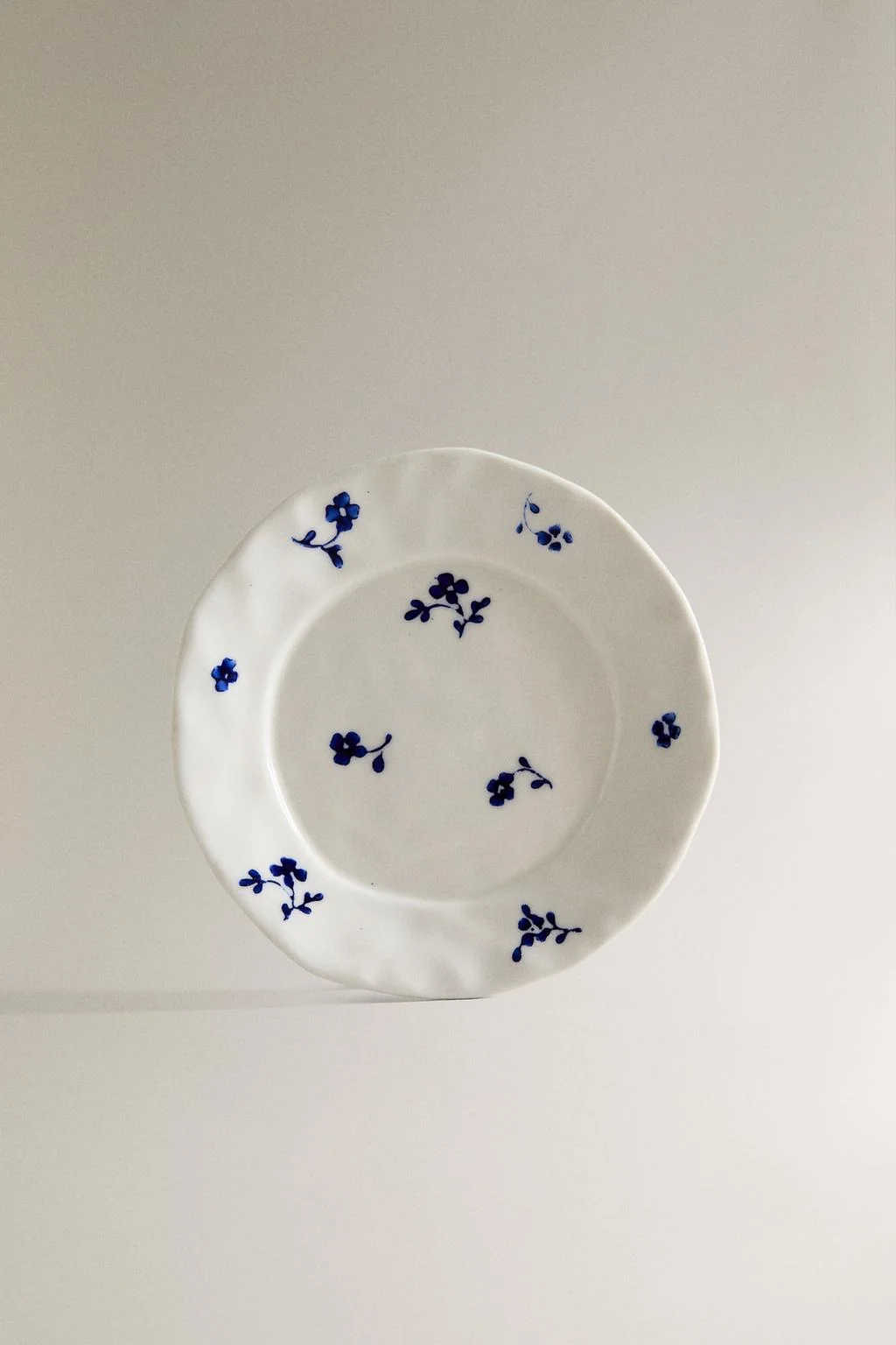 Фарфоровая закусочная тарелка с цветочным узором