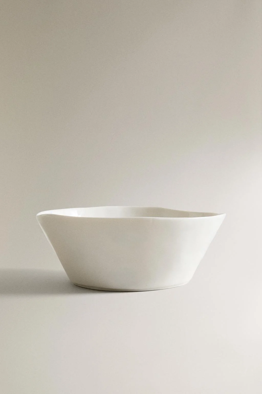 Фарфоровая миска с цветочным узором