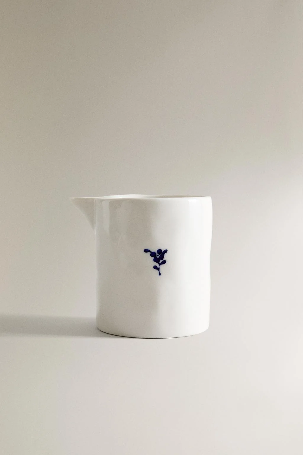 Фарфоровый молочник с цветочным узором