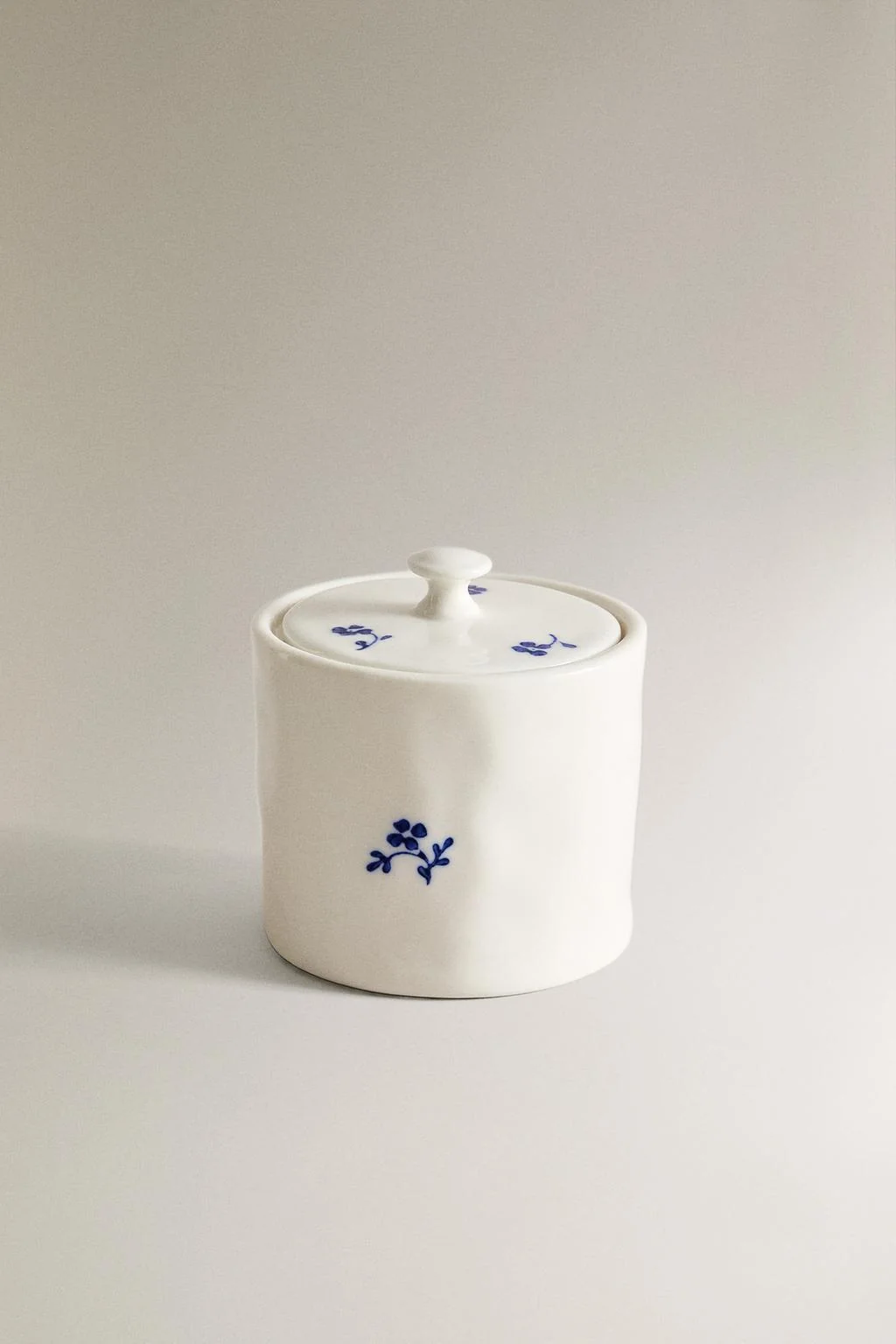 Фарфоровая сахарница с цветочным узором