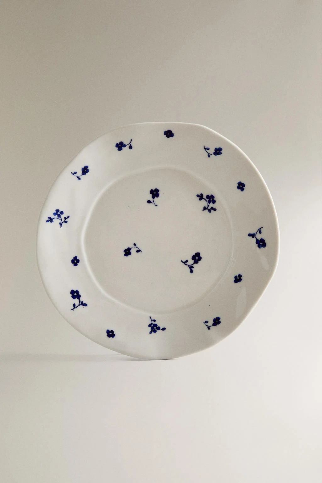 Фарфоровая десертная тарелка с цветочным узором