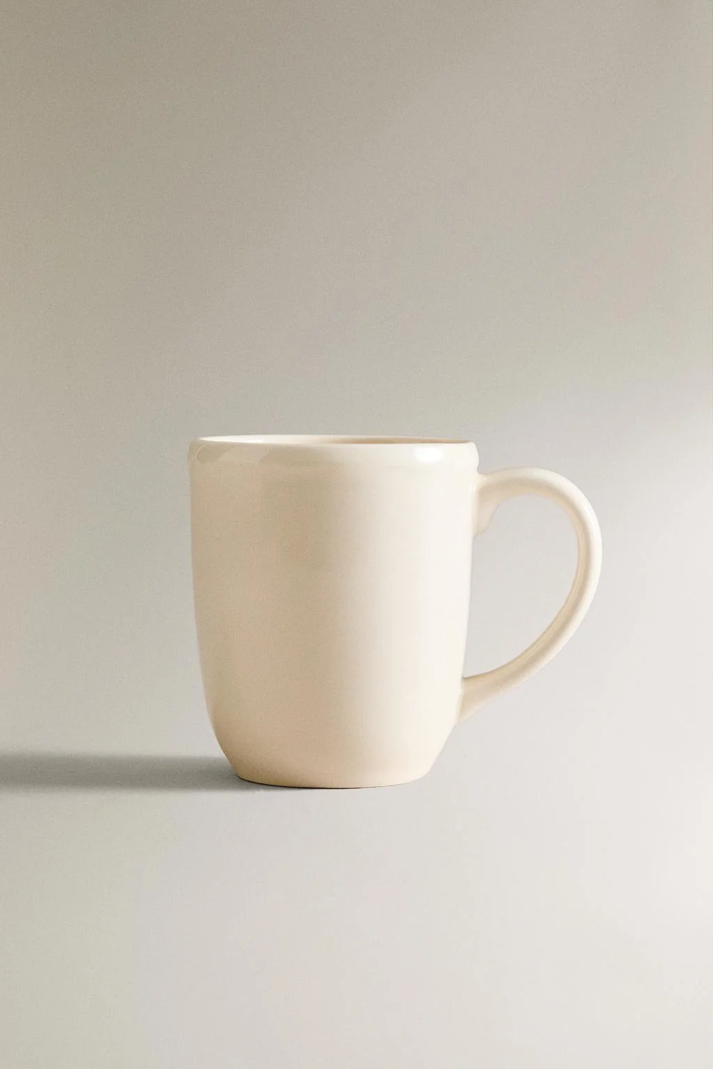 Кружка из глиняной посуды с рельефным краем