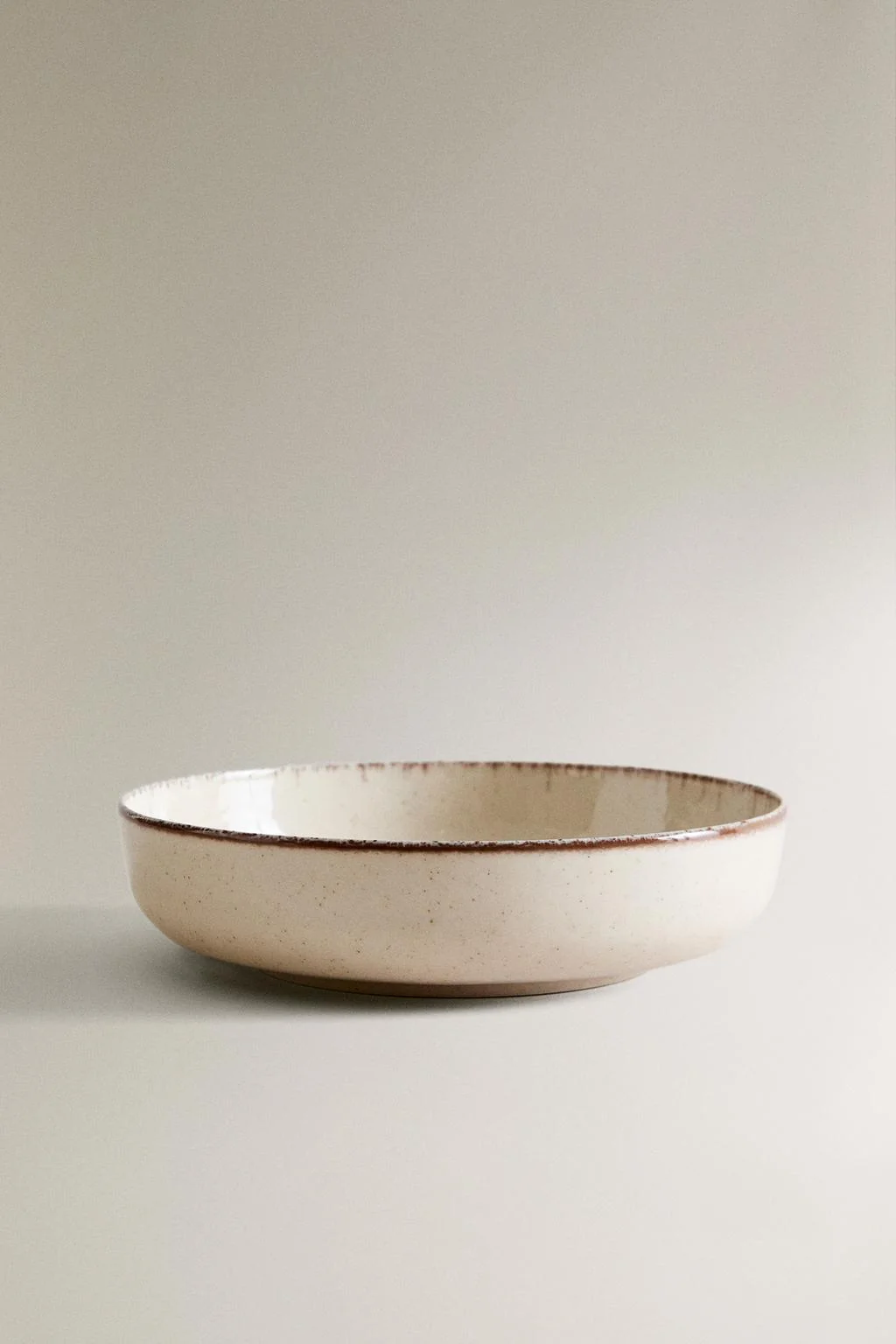 Фарфоровая суповая тарелка с антикварной окантовкой