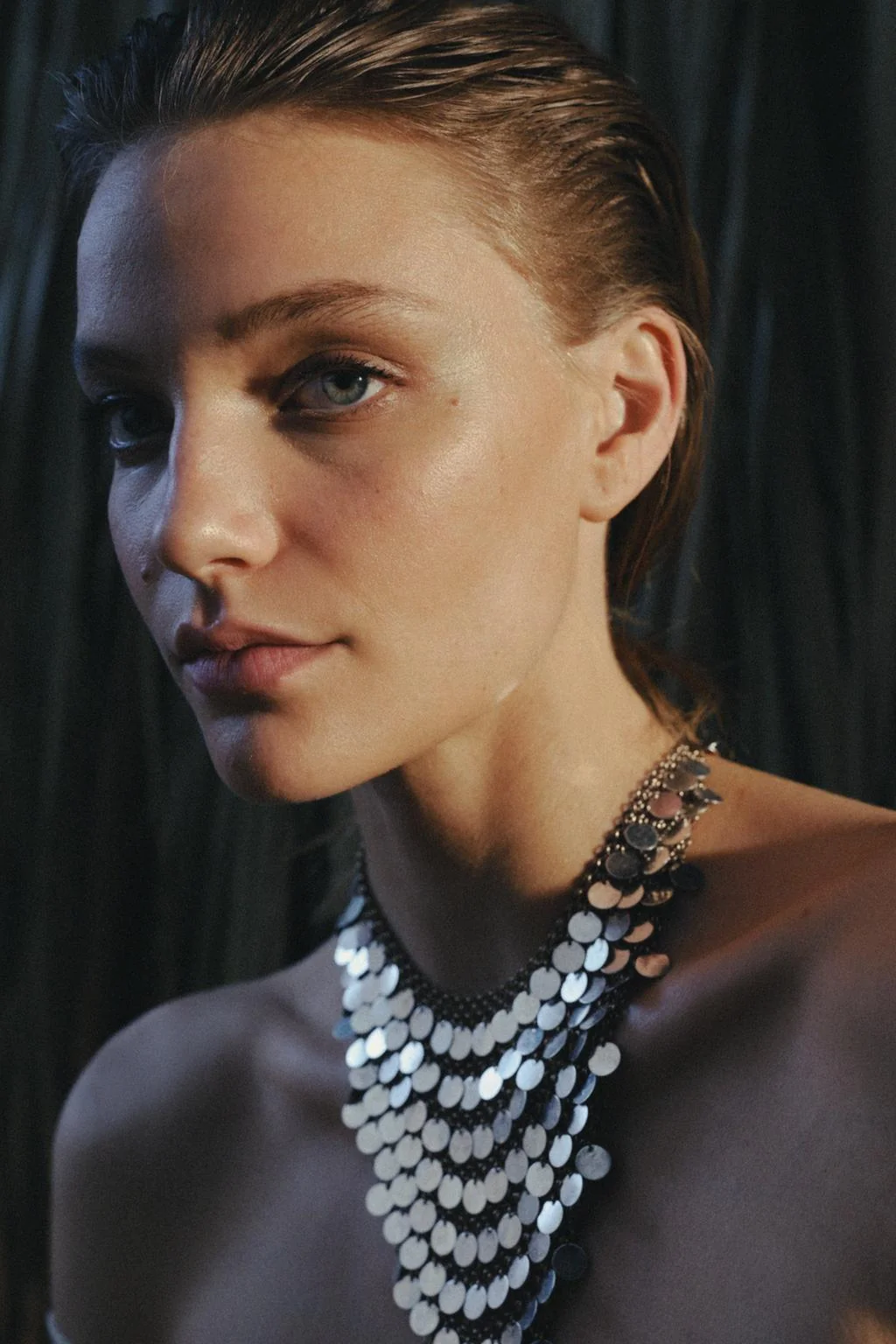 Колье с металлической пластиной