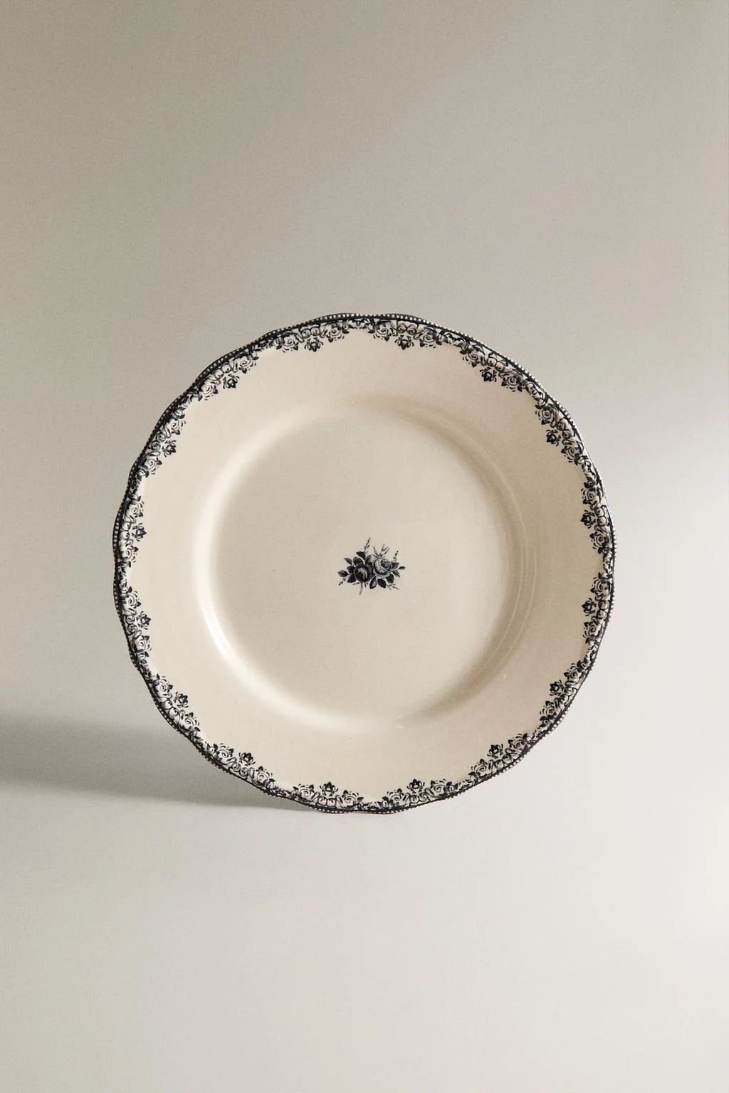 Обеденная тарелка с дизайном для сервировки