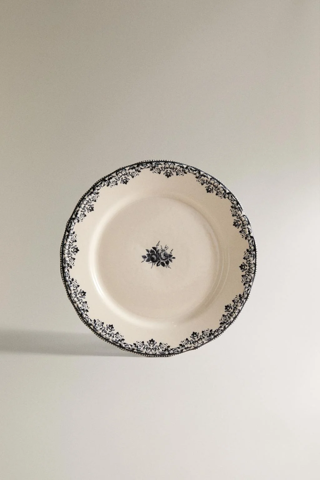 Десертная тарелка с дизайном для сервировки