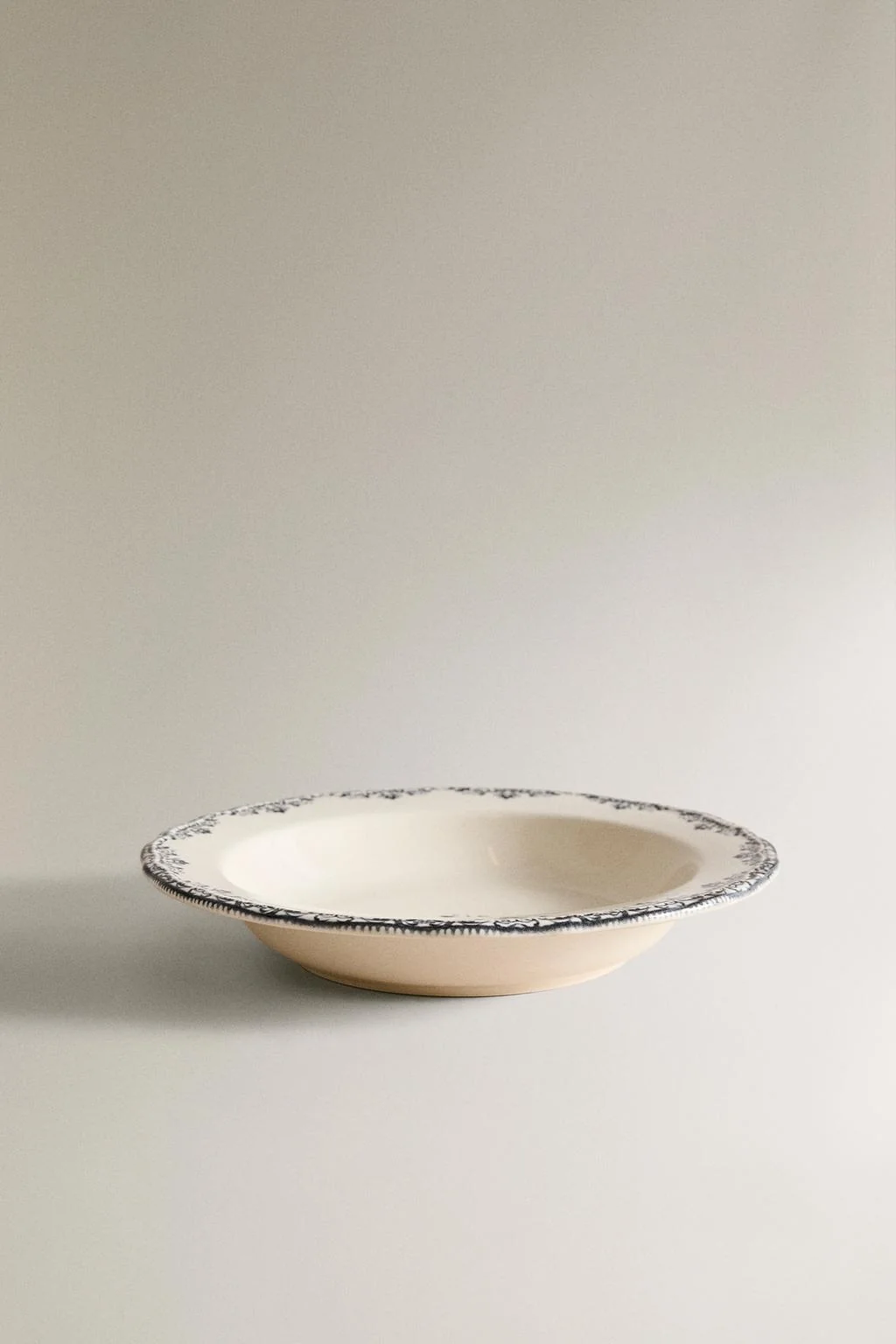 Тарелка для супа с орнаментом