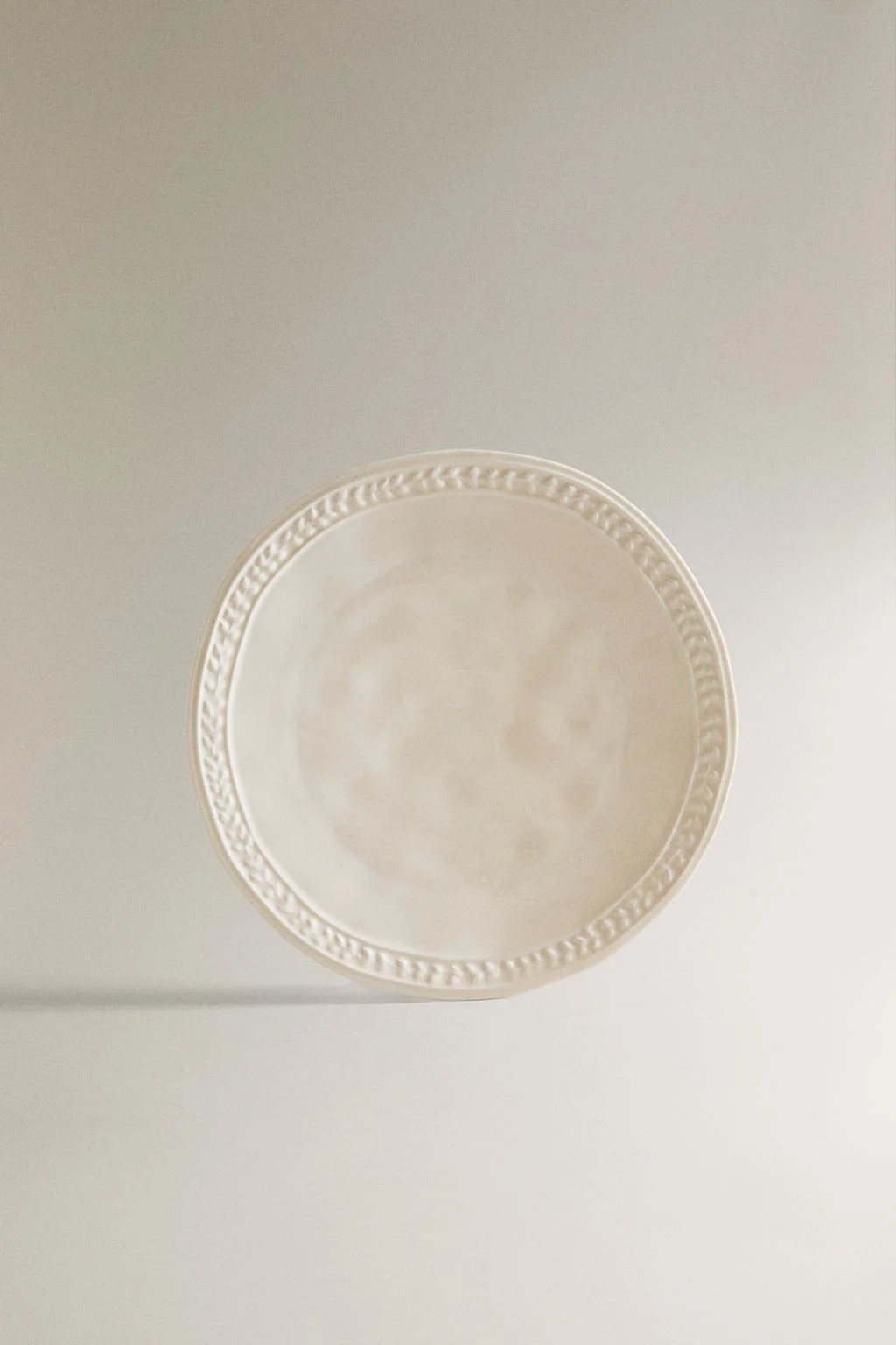 Десертная тарелка из каменной керамики с рельефным дизайном