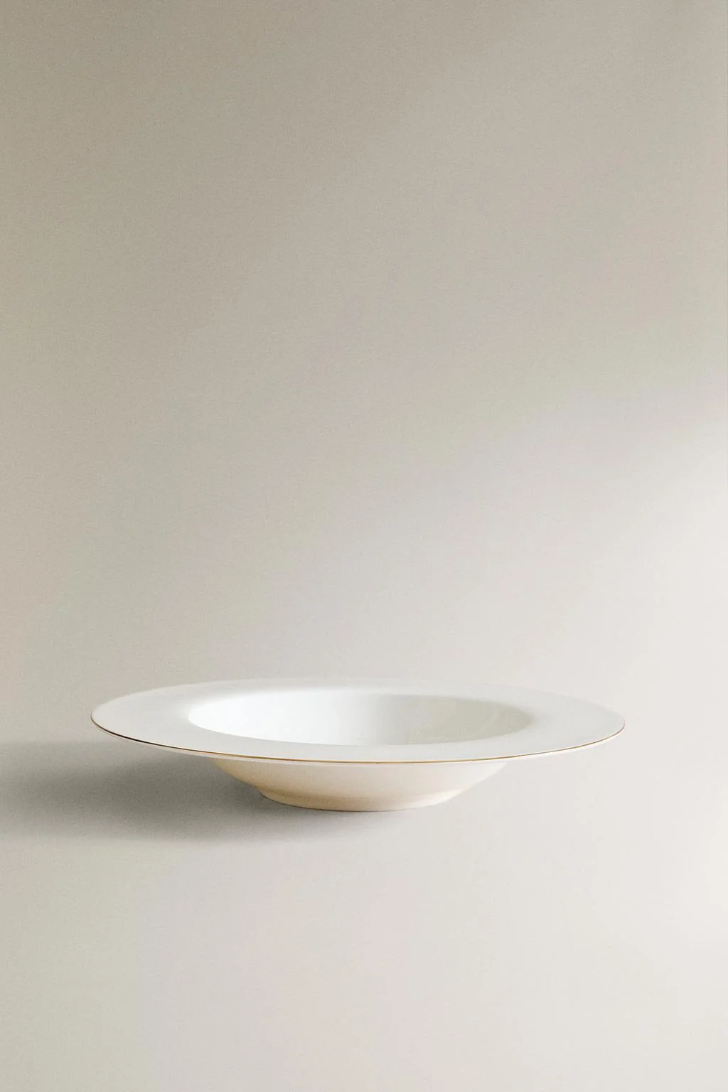 Суповая тарелка из костяного фарфора с каемкой