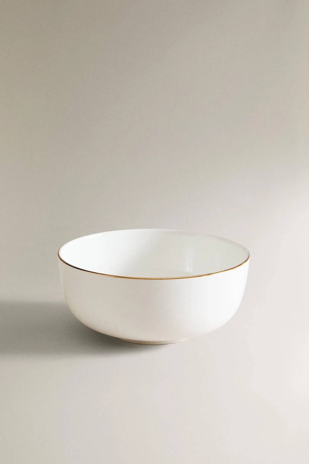 Тарелка из костяного фарфора с каемкой