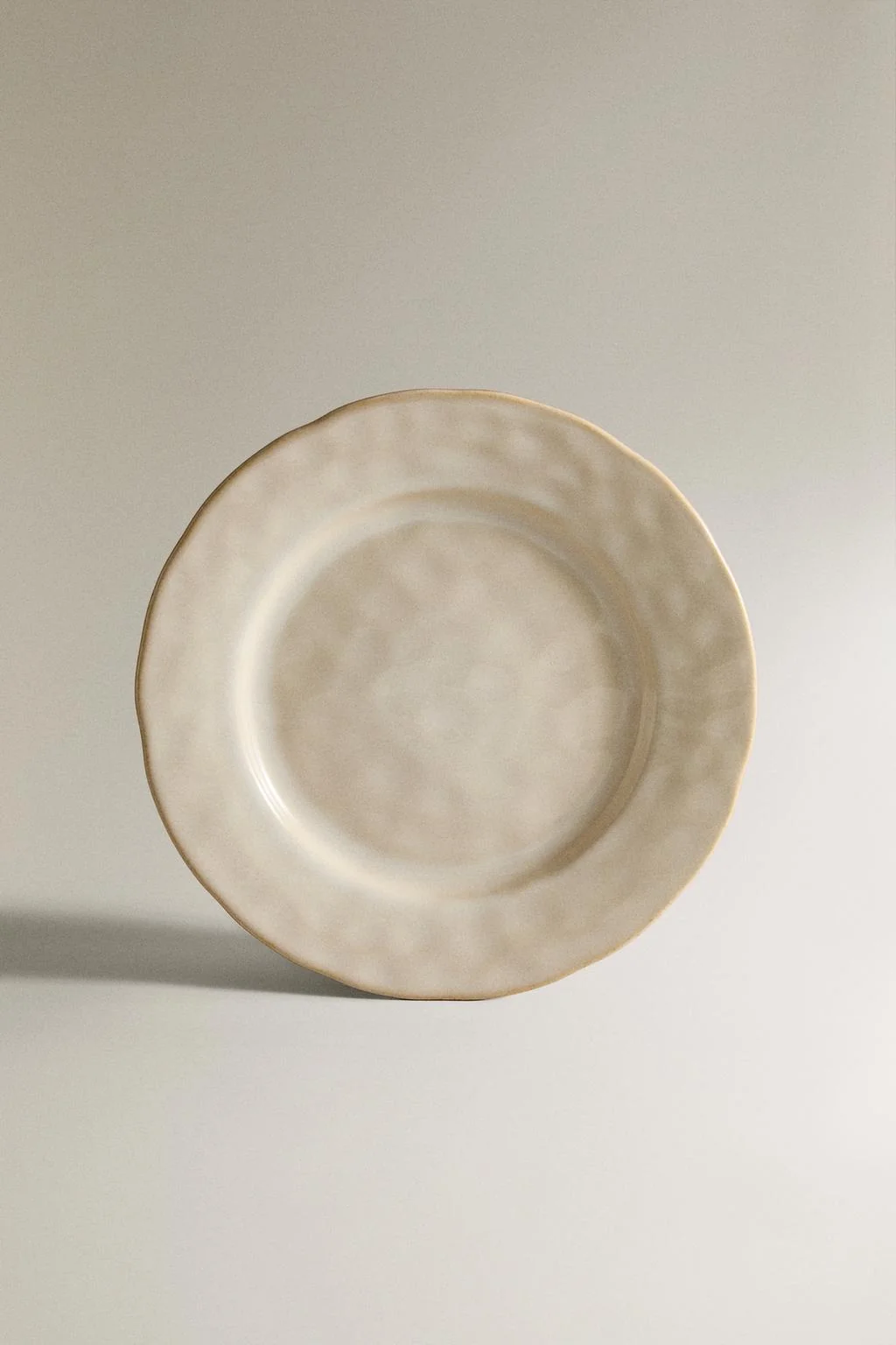 Обеденная тарелка из каменной керамики с неровным краем — Тарелки