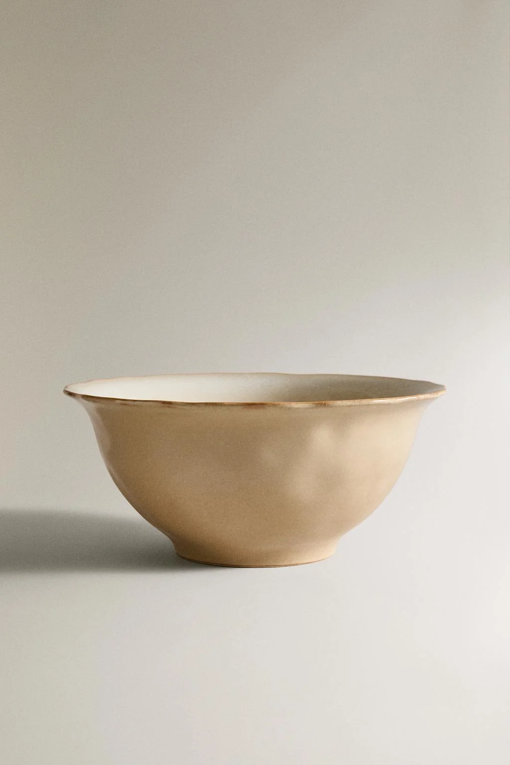 Салатница из каменной керамики с неровным краем — Тарелки