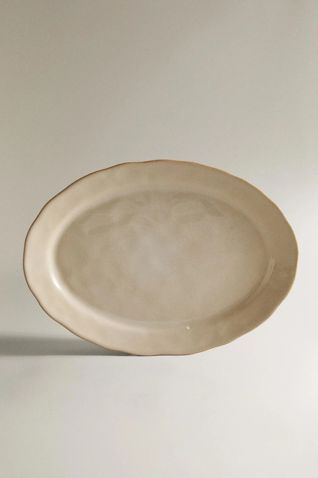 Сервировочное блюдо из каменной керамики с неровным краем — Тарелки
