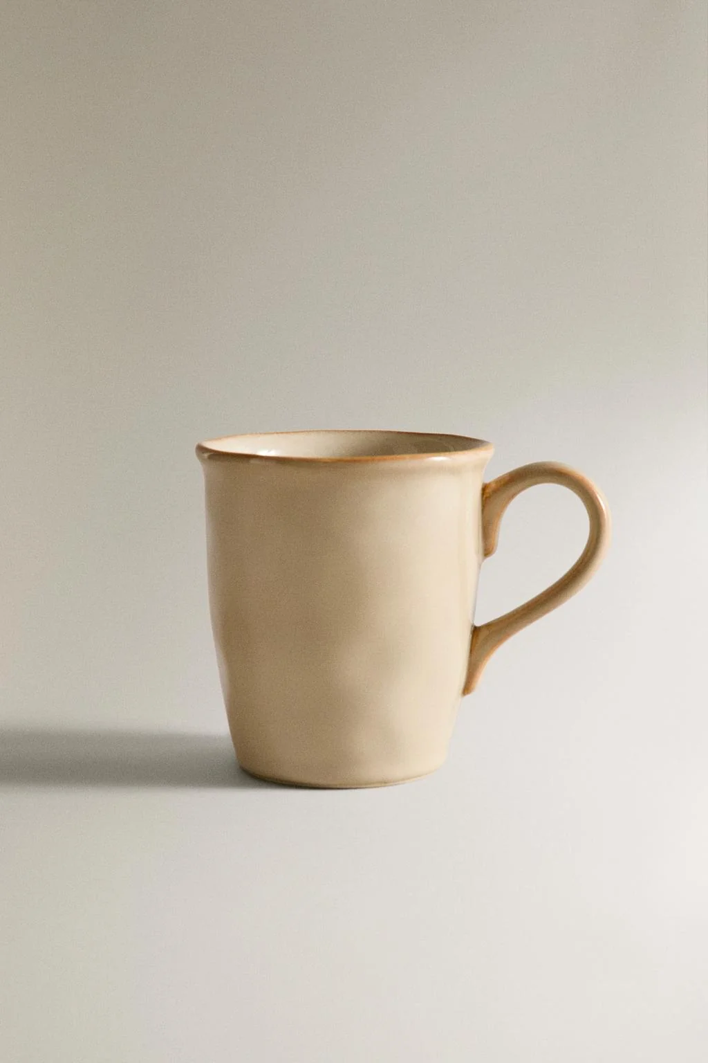 Кружка из каменной керамики с неровным краем — Тарелки