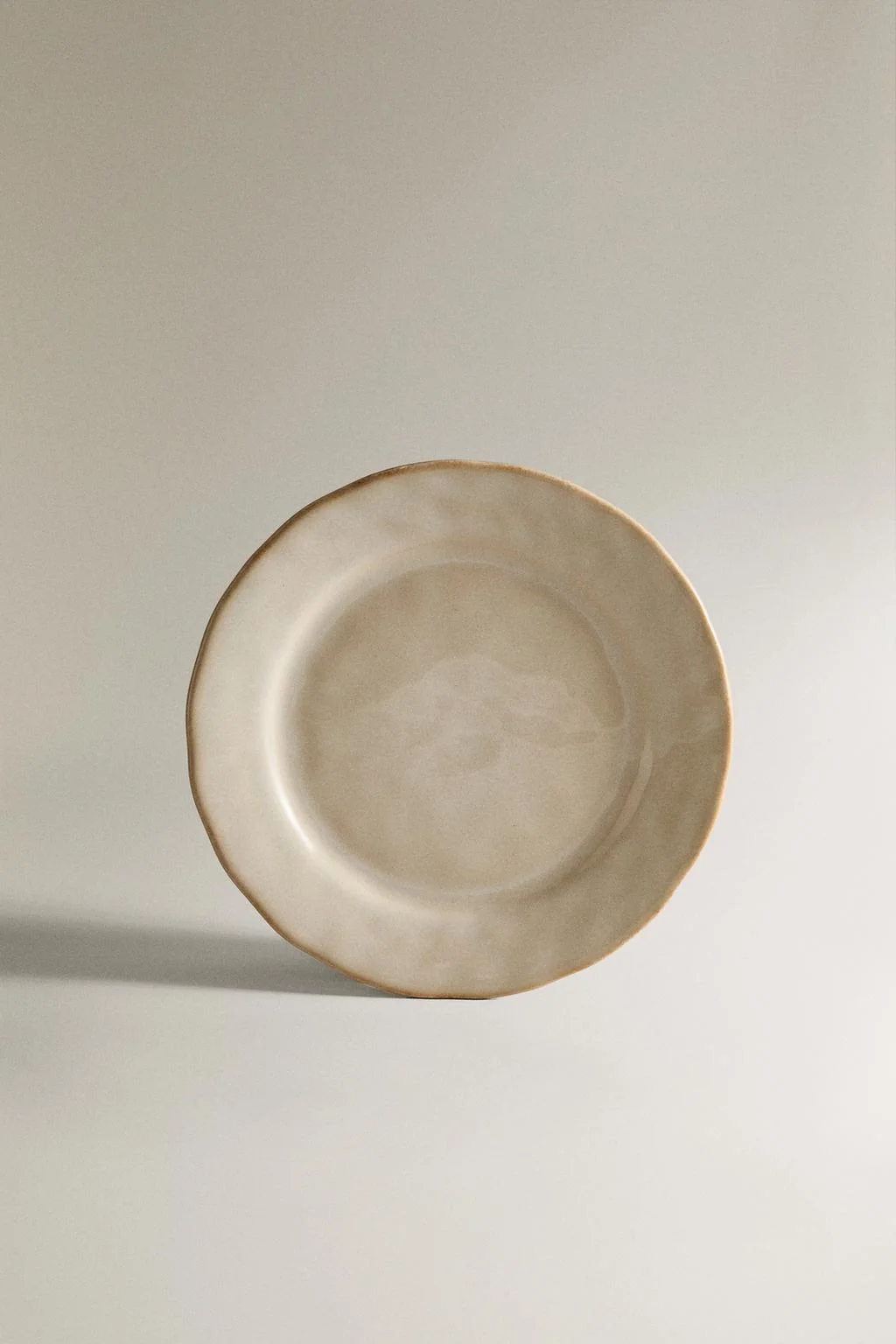 Десертная тарелка из каменной керамики с неровным краем — Тарелки
