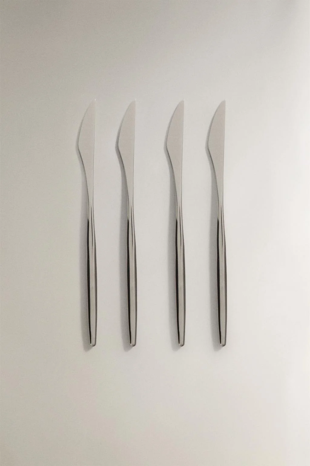 Упаковка из 4 ножей с тонкими ручками — Столовые приборы