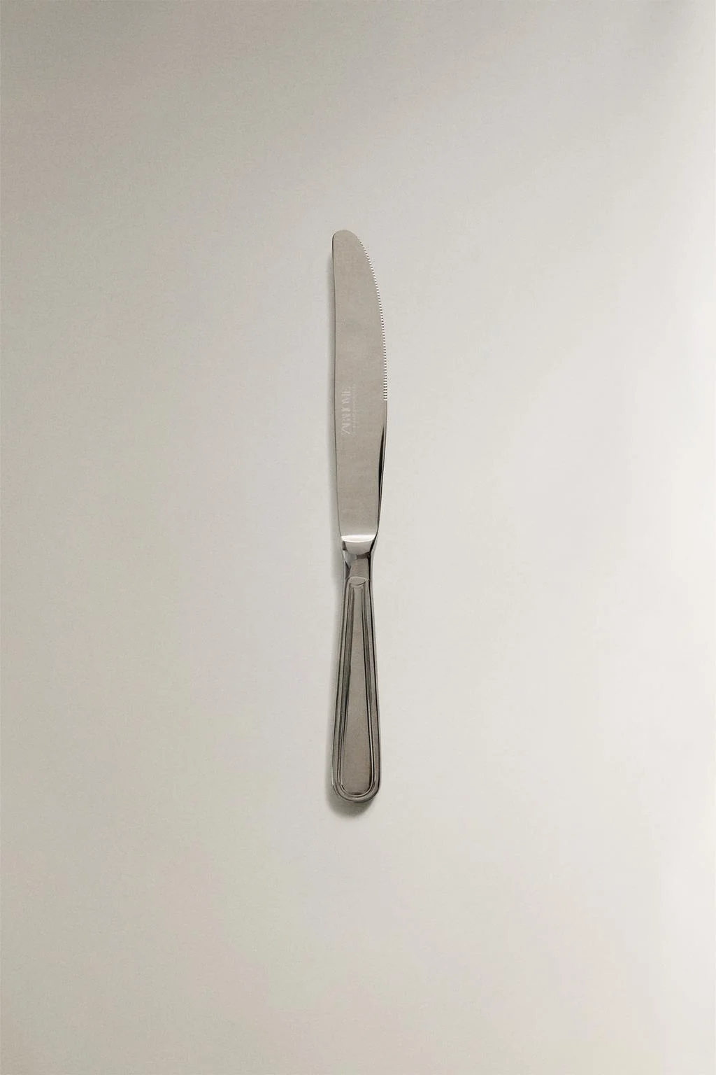 Нож из блестящей стали