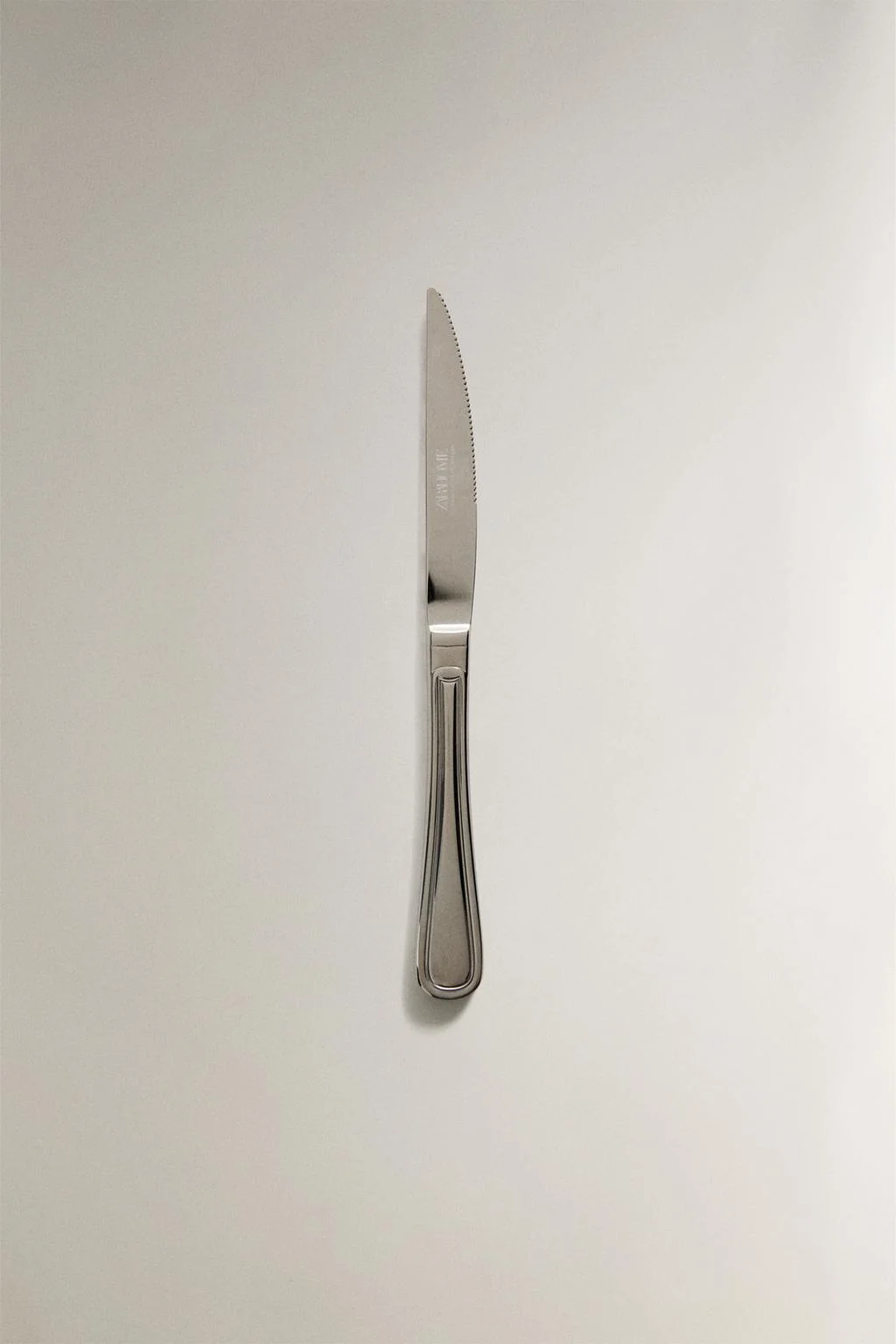 Стейковый нож из блестящей стали