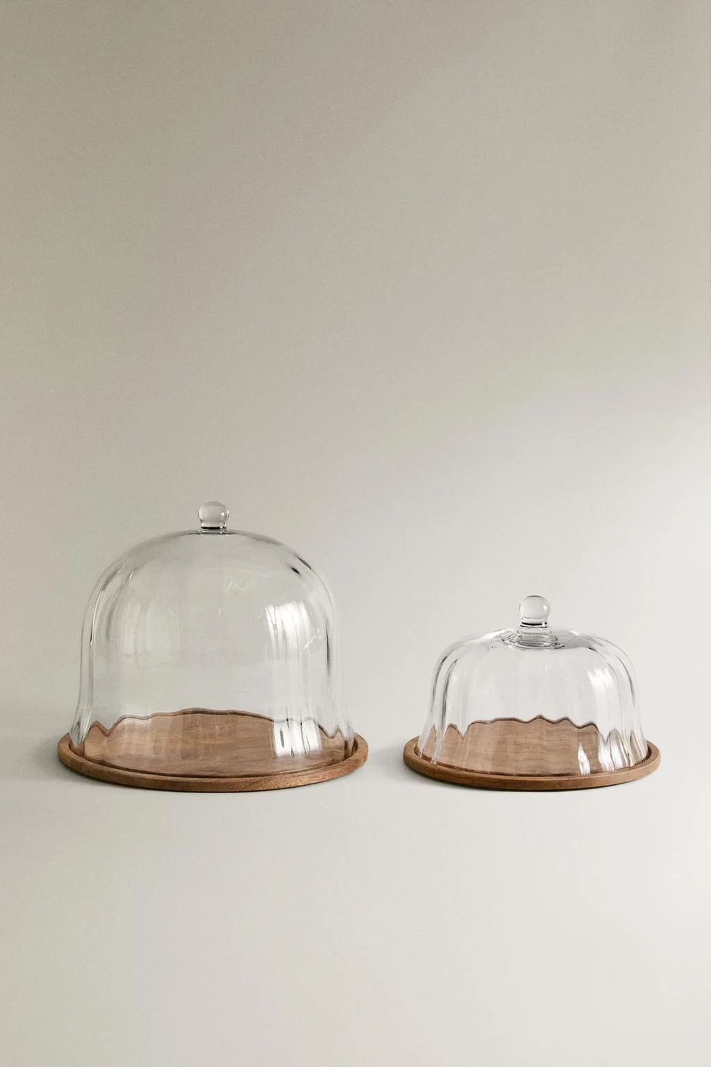 Деревянная подставка для торта со стеклянным куполом