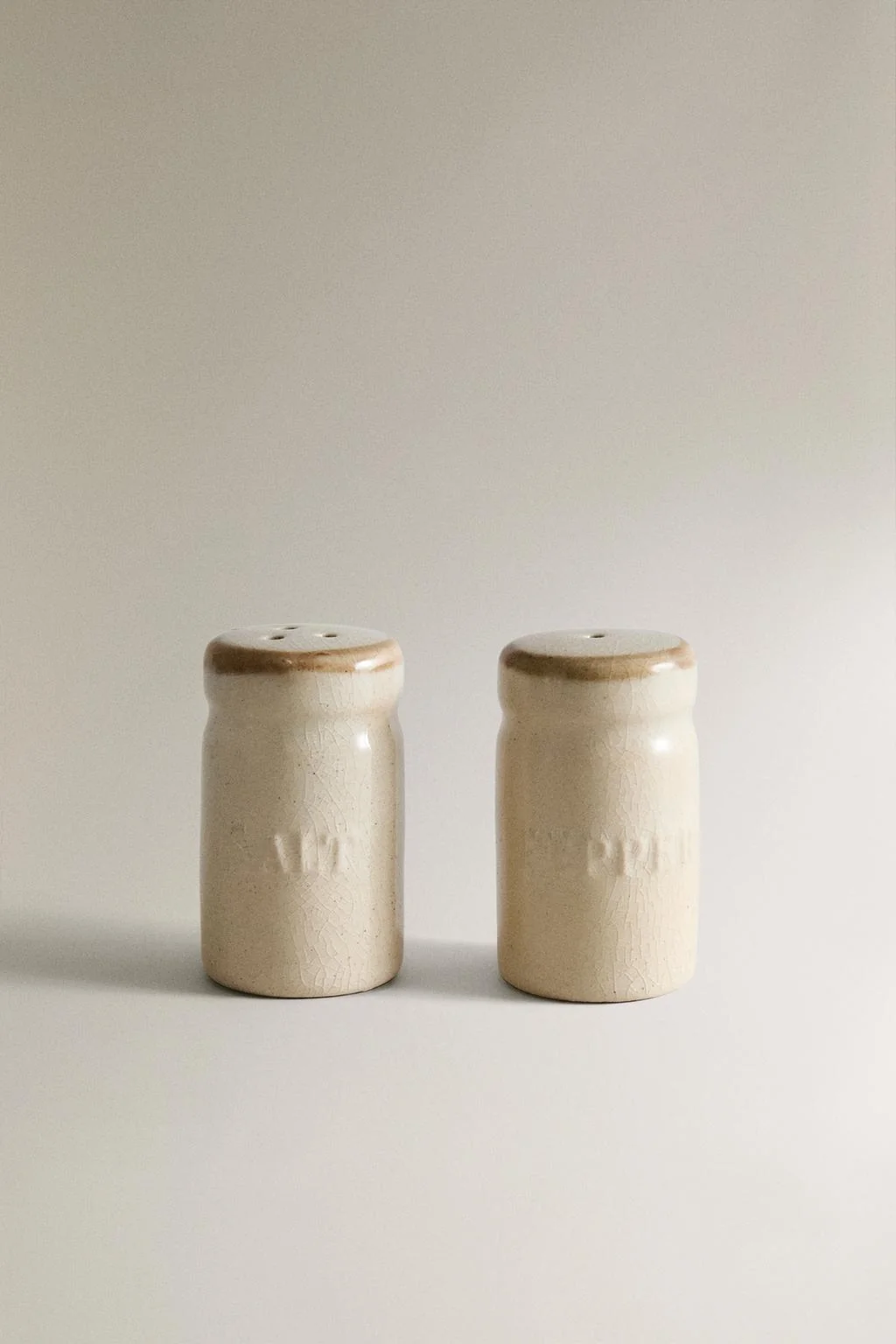 Набор каменных солонки и перечницы