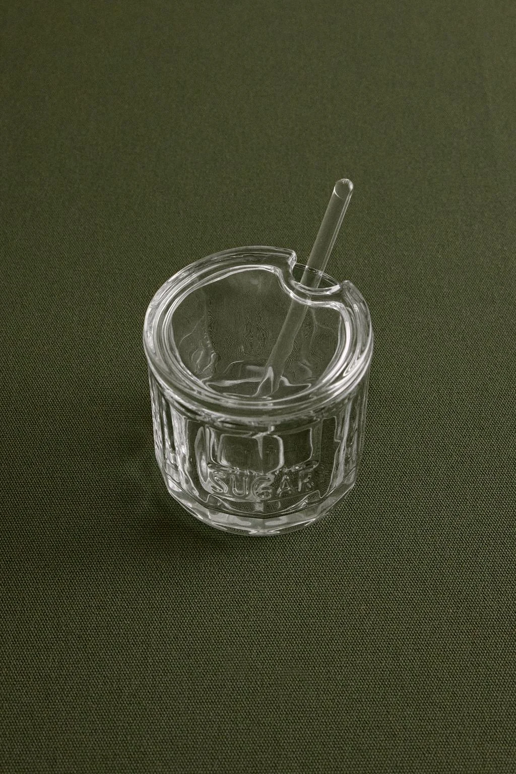 Стеклянная сахарница с крышкой