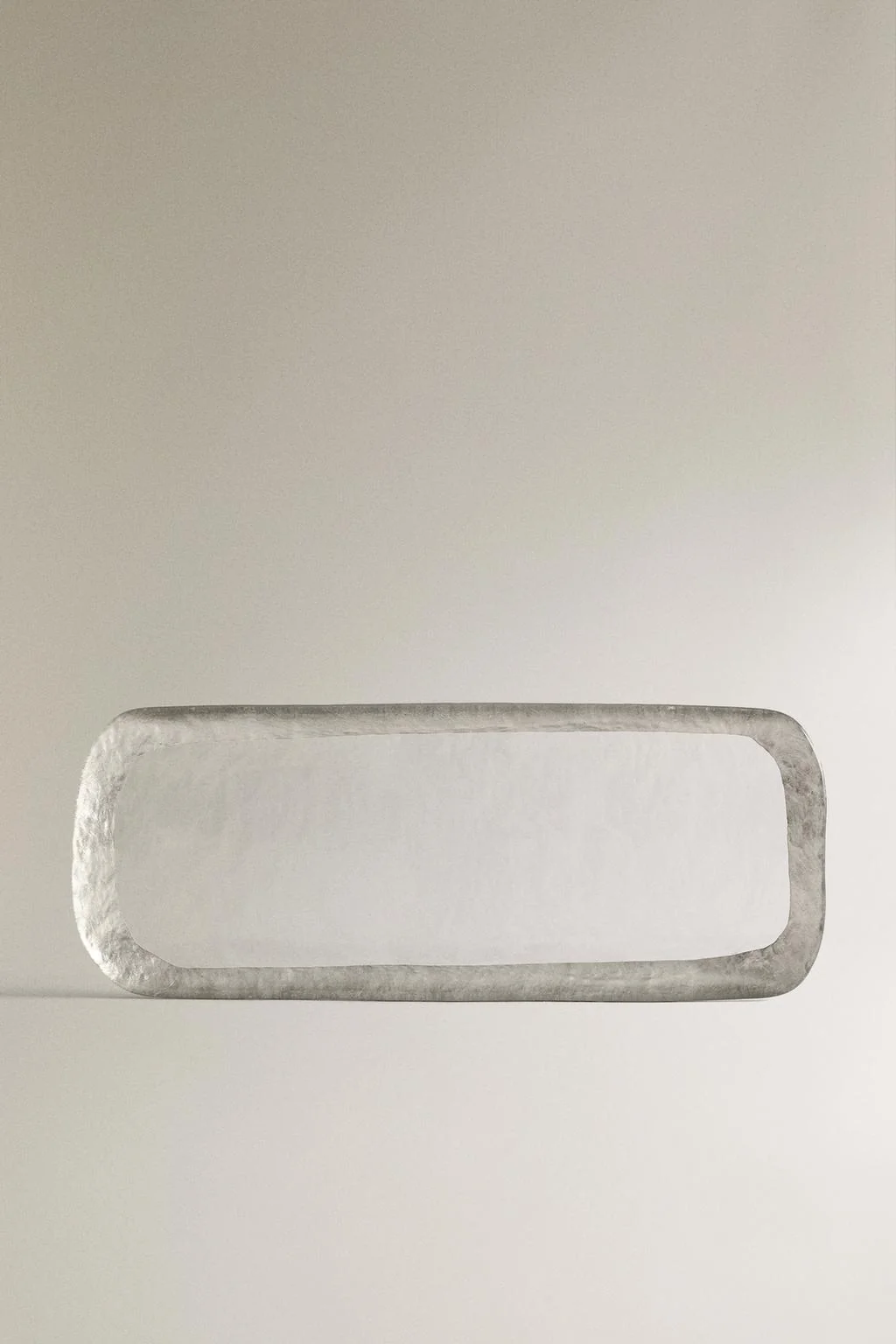 Стеклянное блюдо для подачи с золотой окантовкой