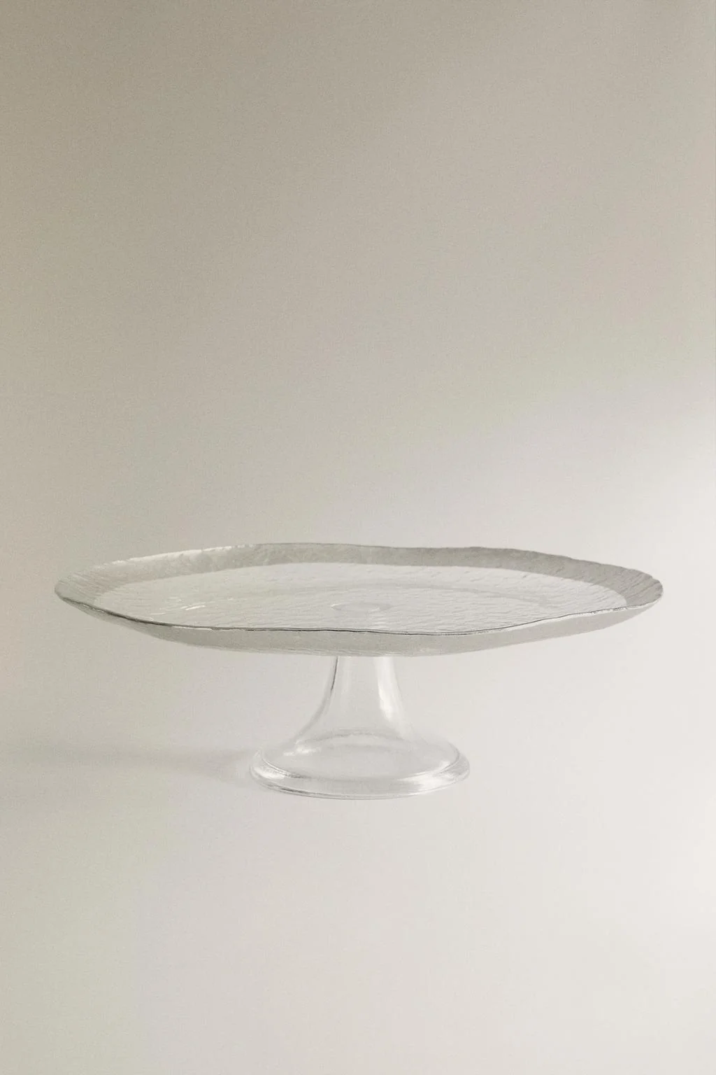 Приподнятое стеклянное блюдо для подачи с серебряной окантовкой