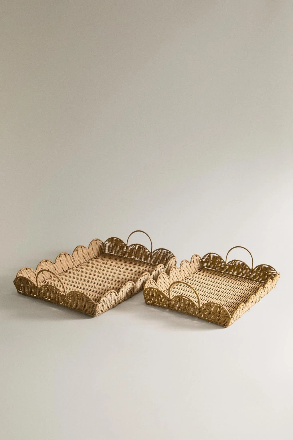 Поднос из ротанга с волнистым краем — Приставки