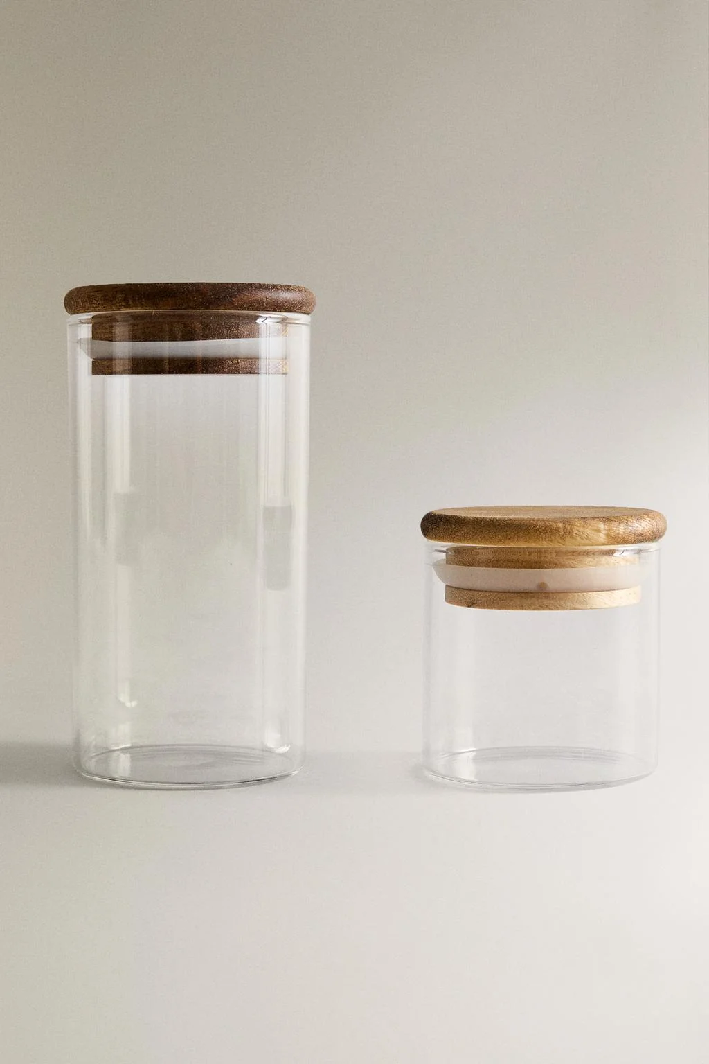 Стеклянная банка для хранения на деревянной подставке — Футырки