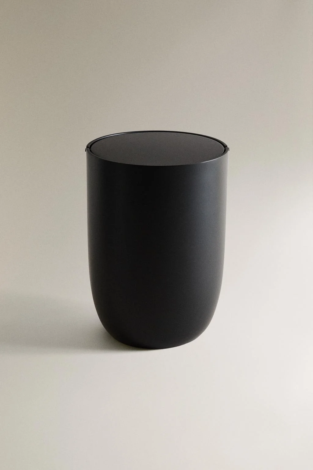 Чёрная ванная корзина из смолы — Мусорные корзины и шторки для душа