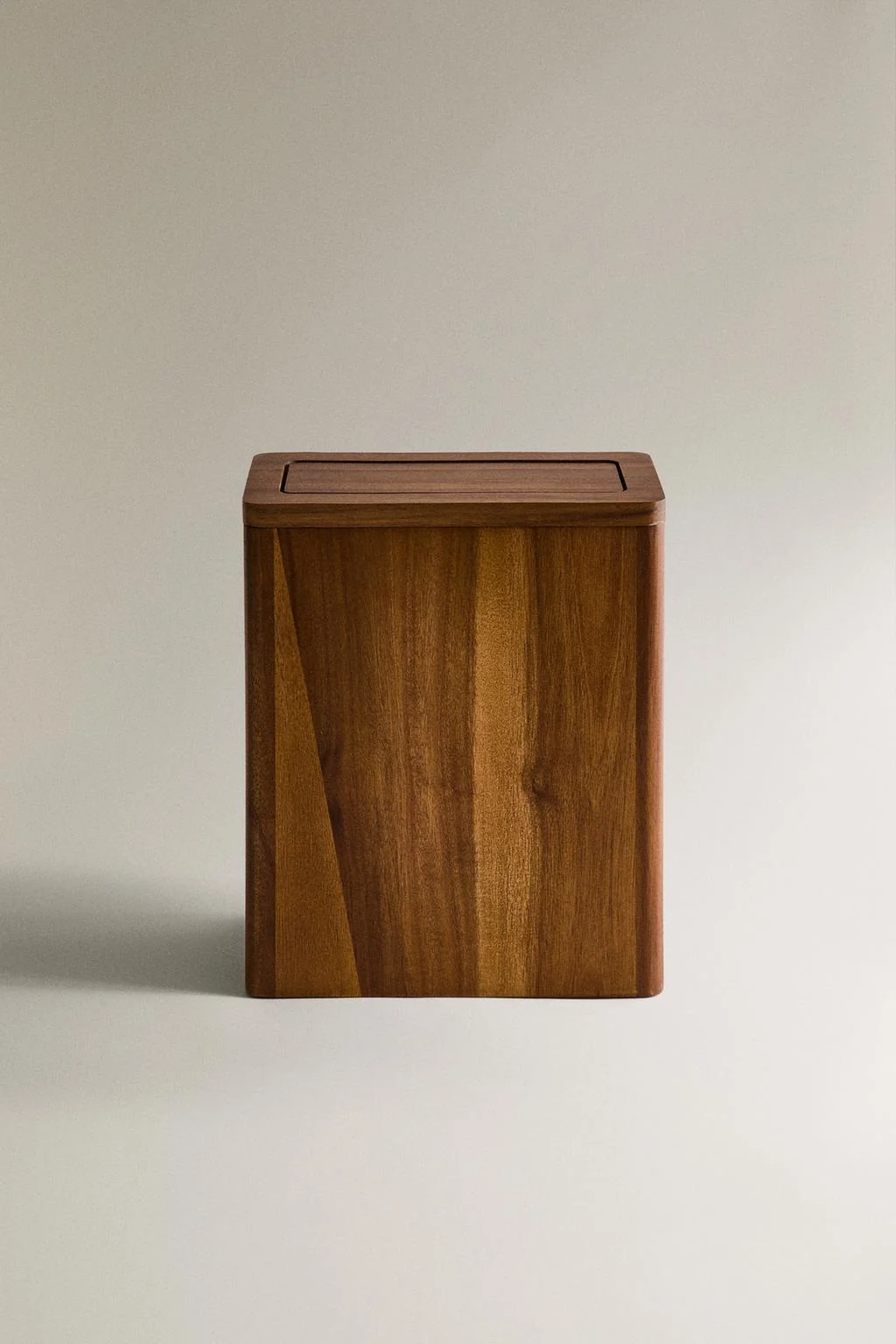 Текстурированная деревянная ванная корзина — Стирка и уборка