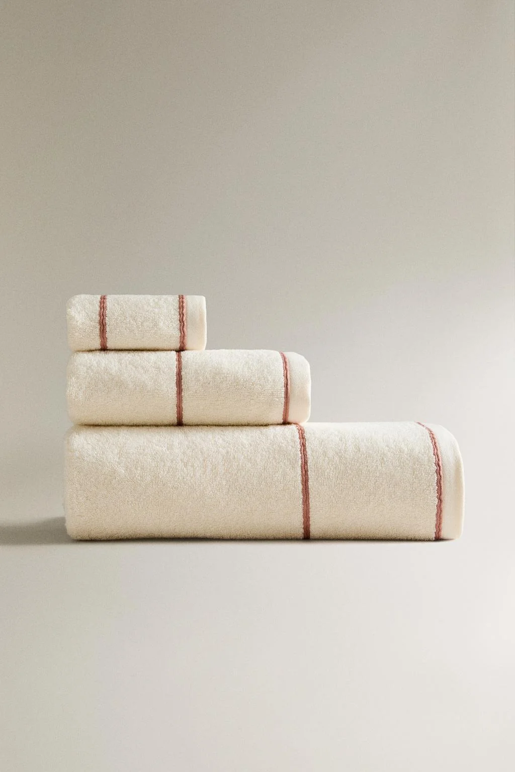 Полотенце для ванной с контрастной отделкой