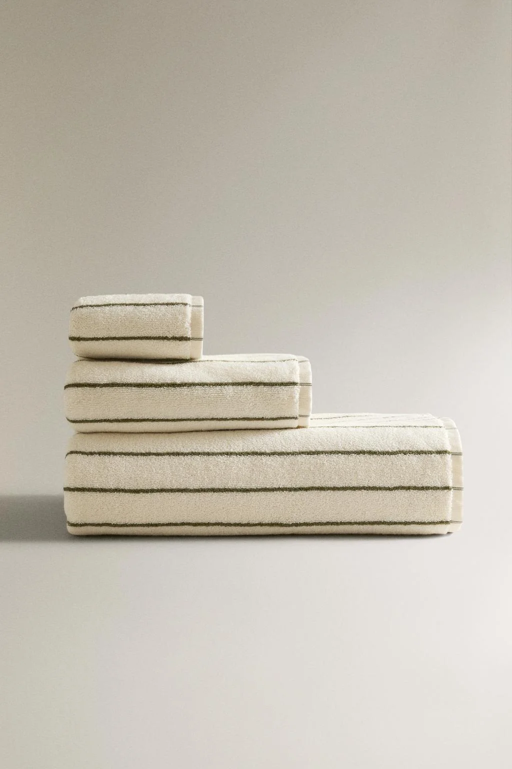 Полотенце для ванной в цветную полоску