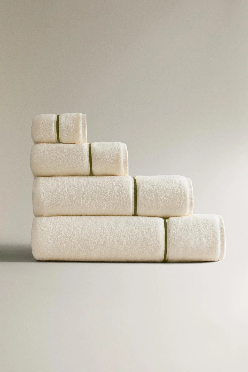 Полотенце для ванной с вышитой окантовкой