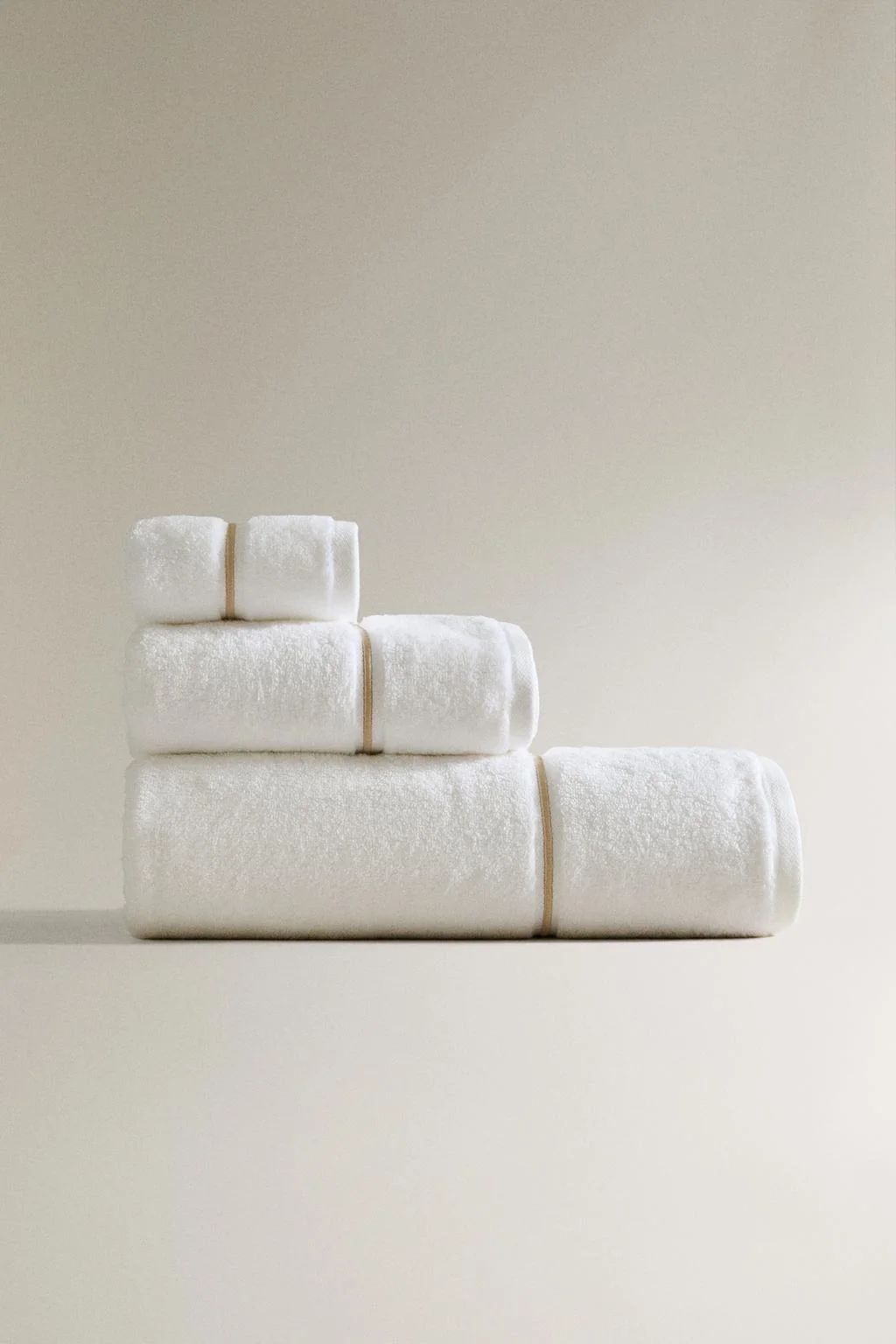 Полотенце для ванной с вышитой окантовкой