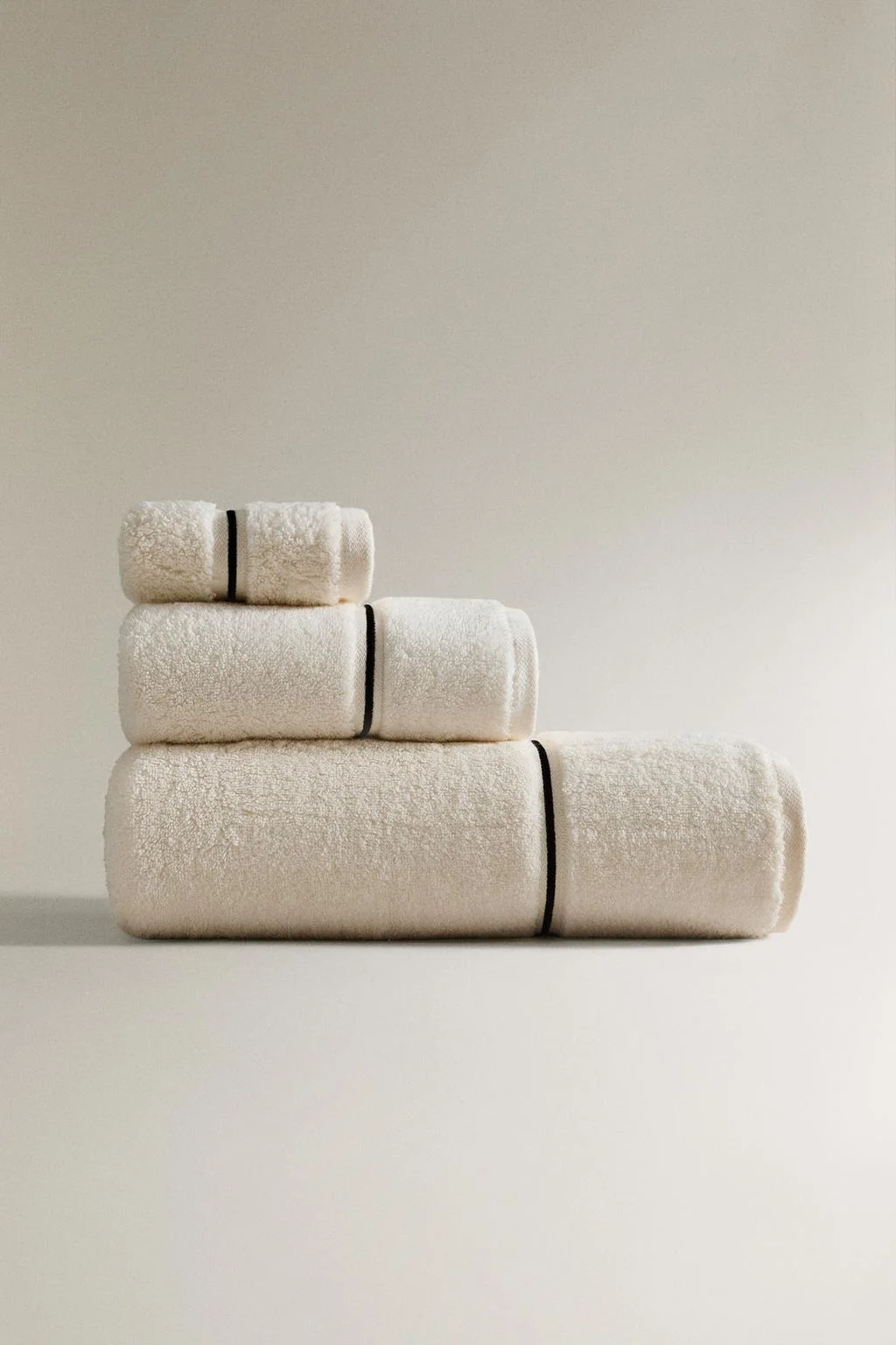 Полотенце для ванной с вышитой окантовкой