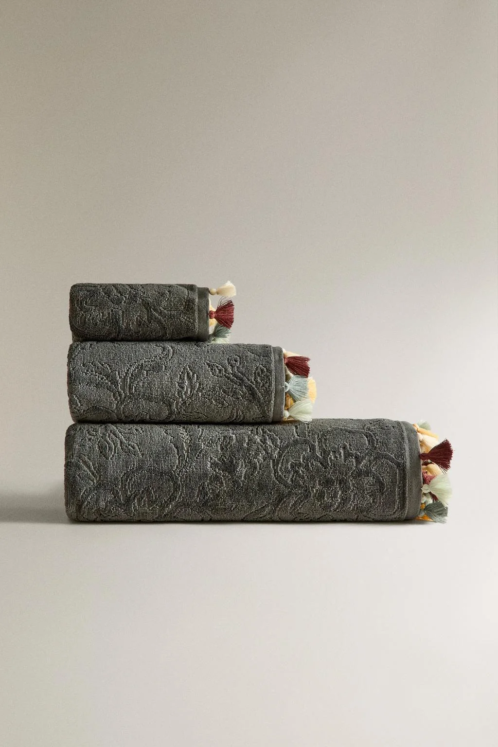 Полотенце для ванной жаккардовое с помпонами