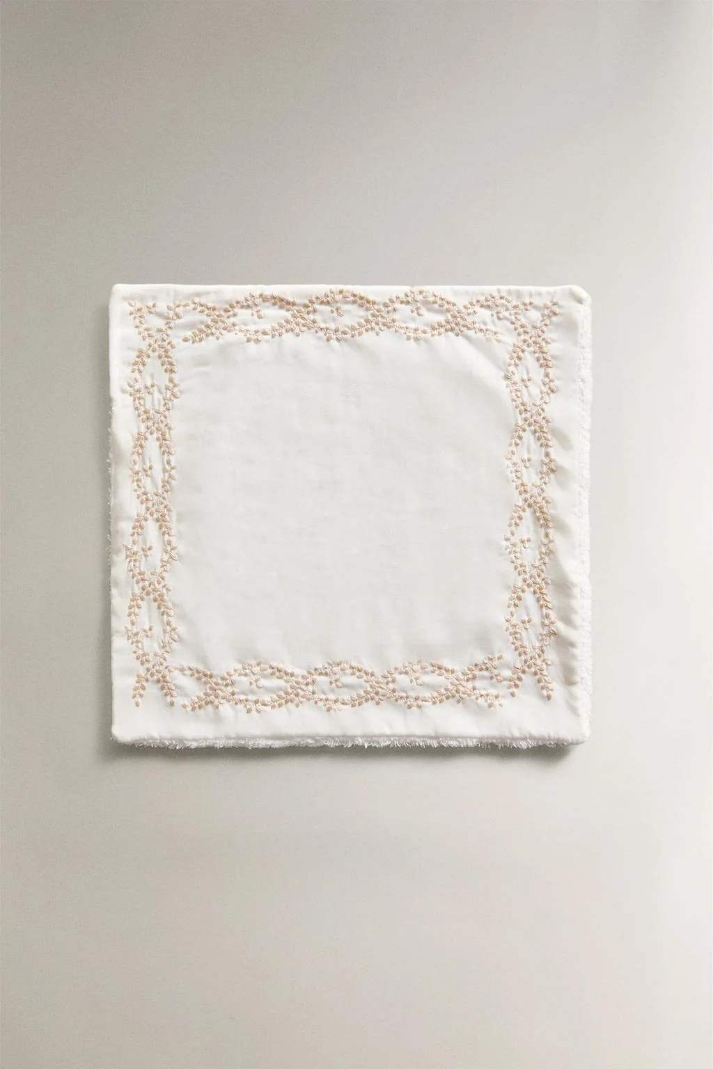 Набор из 2 гостевых полотенец с растительной вышивкой