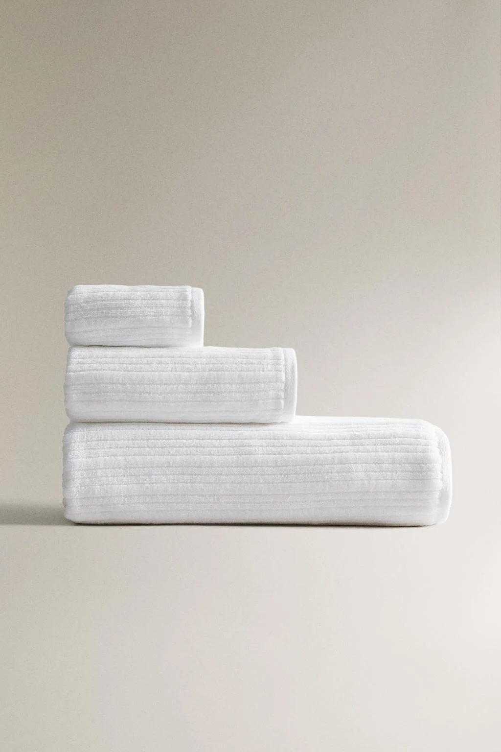 Фактурное полосатое ворсистое полотенце для ванной