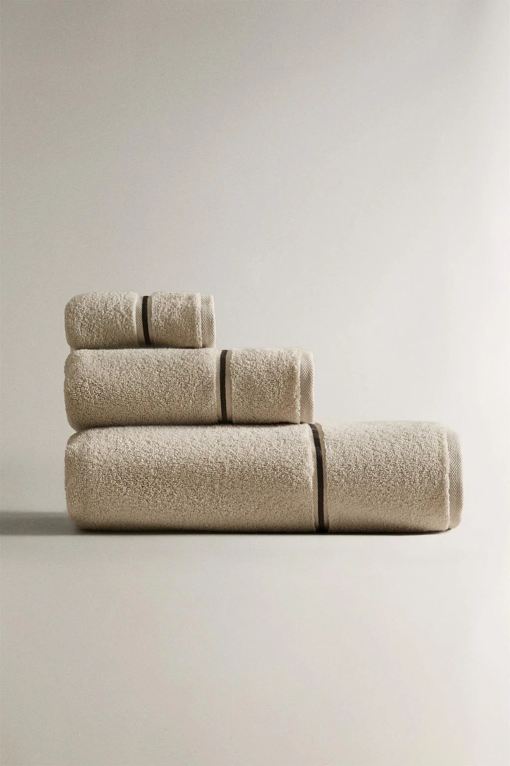 Банное полотенце с вышитой каймой